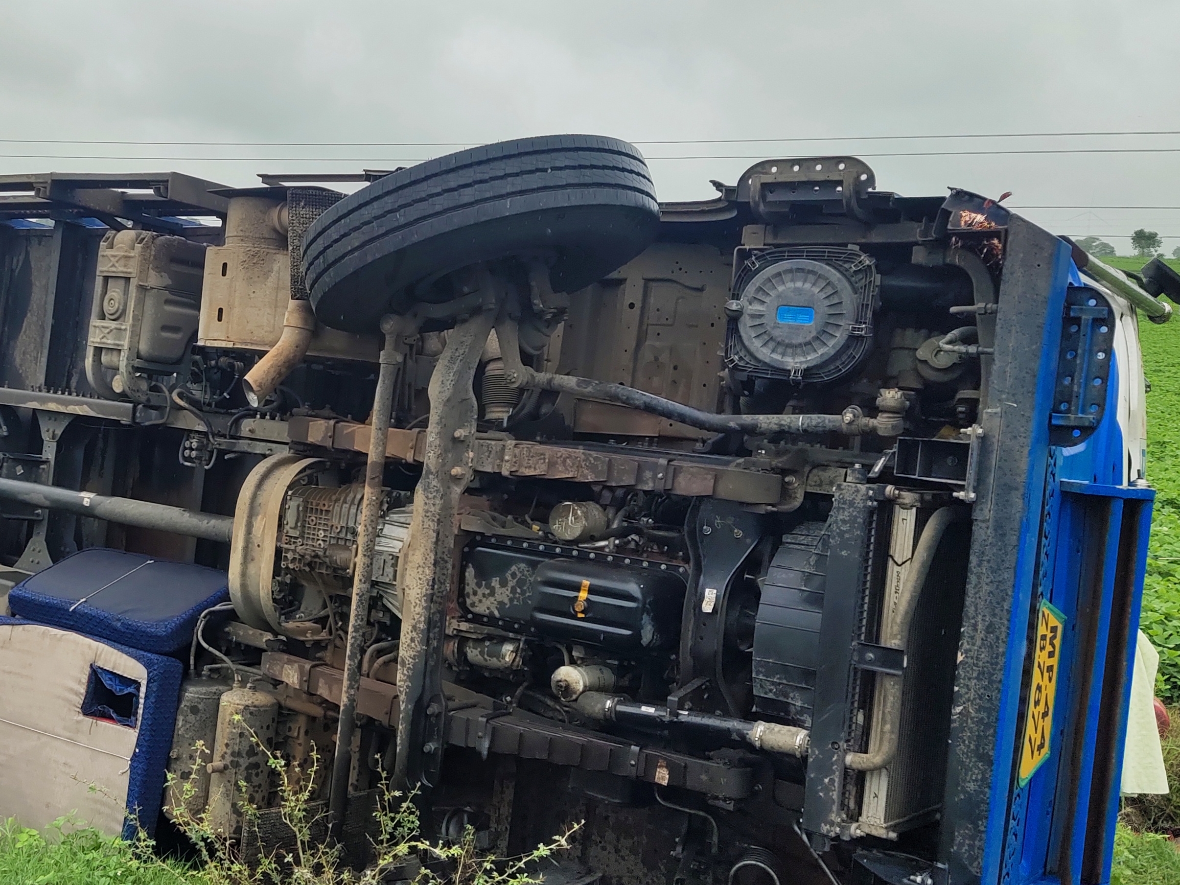 A truck loaded with gas tanks lost control and overturned | गैस टंकियों ...