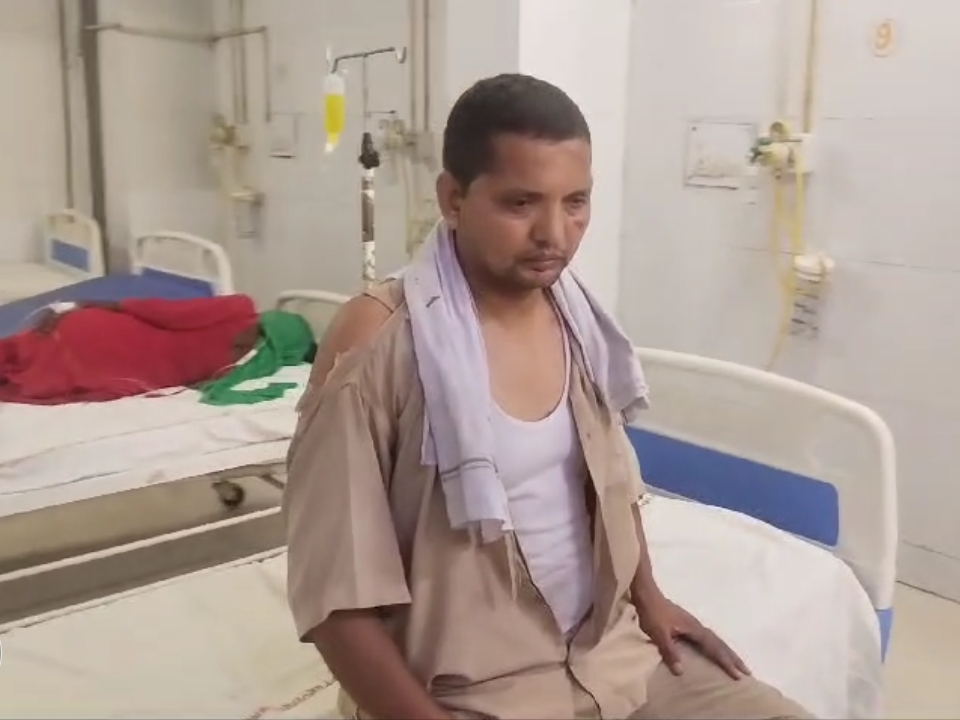 अस्पताल में दाखिल बस कंडक्टर विनोद कुमार। - Dainik Bhaskar