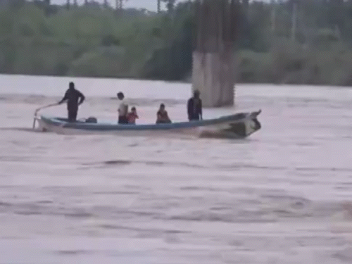 Due to continuous rains in East Godavari district of Andhra Pradesh, the Godavari river is flowing above its level. Due to this, lakes have overflowed and road connectivity has been cut off.