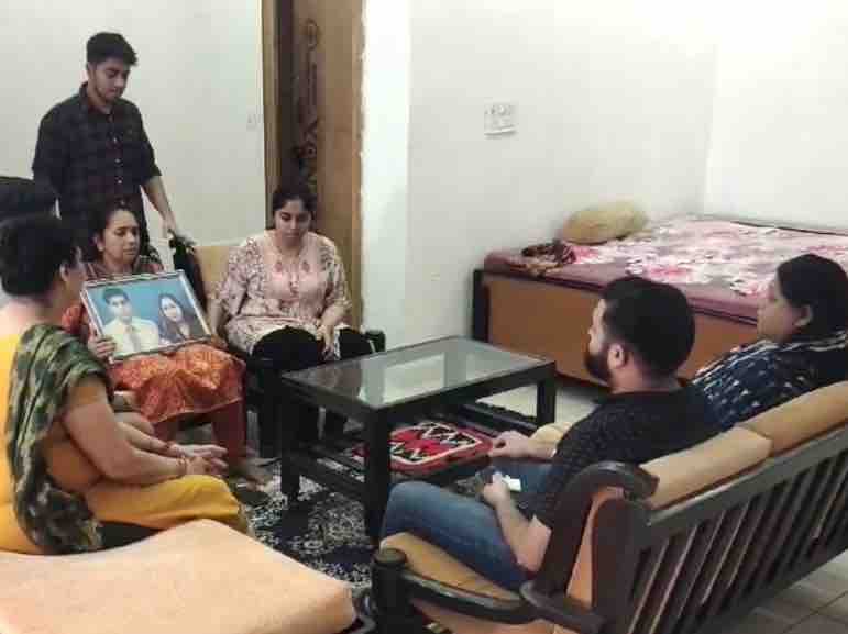 सदमे में परिवार के सदस्य।