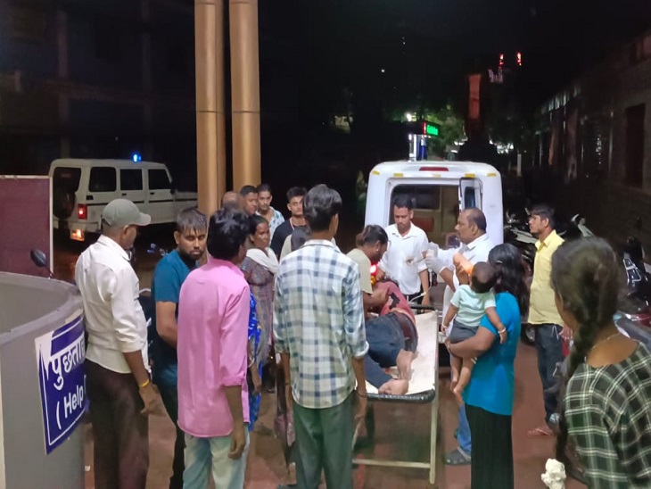 भिलाई में घायल को अस्पताल ले जाते हुए परिजन