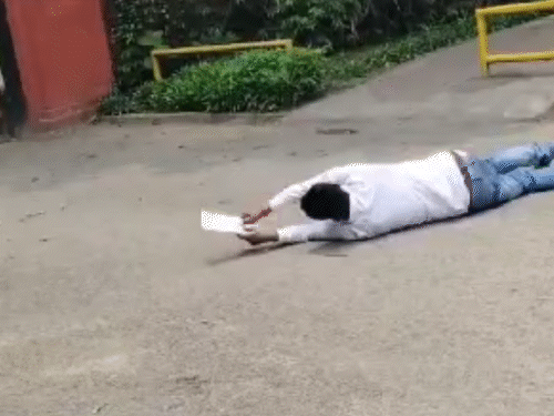 सड़क पर लेटकर लुढ़कते हुए केंद्रीय सड़क परिवहन मंत्री नितिन गडकरी के आवास पहुंचा सरपंच। - Dainik Bhaskar