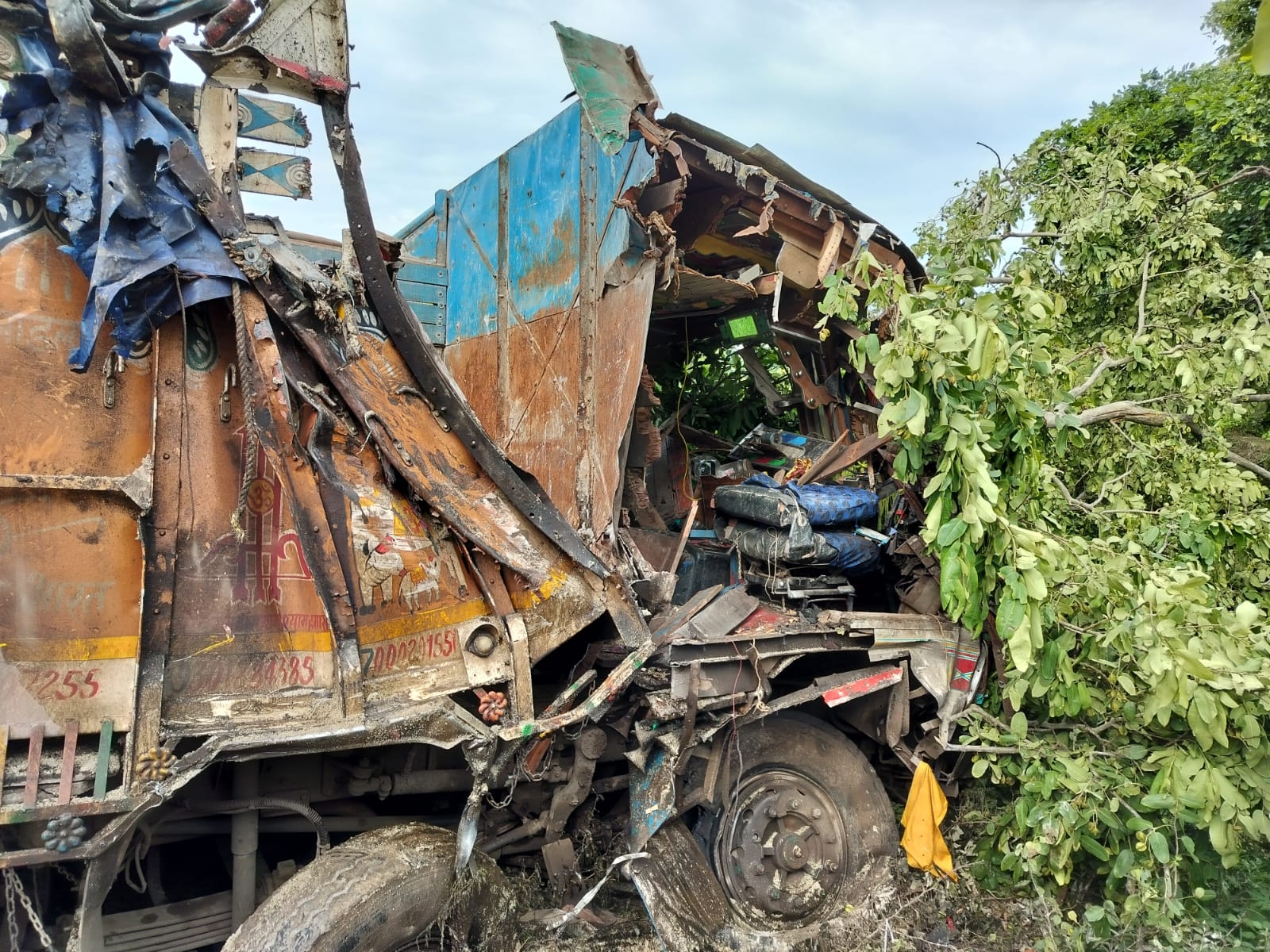 Head-on collision between truck and trailer in Balodabazar | बलौदाबाजार में  ट्रक और ट्रेलर में आमने-सामने भिड़ंत: नशे में धुत ट्रक ड्राइवर ने ट्रेलर को  ठोका, सड़क ...