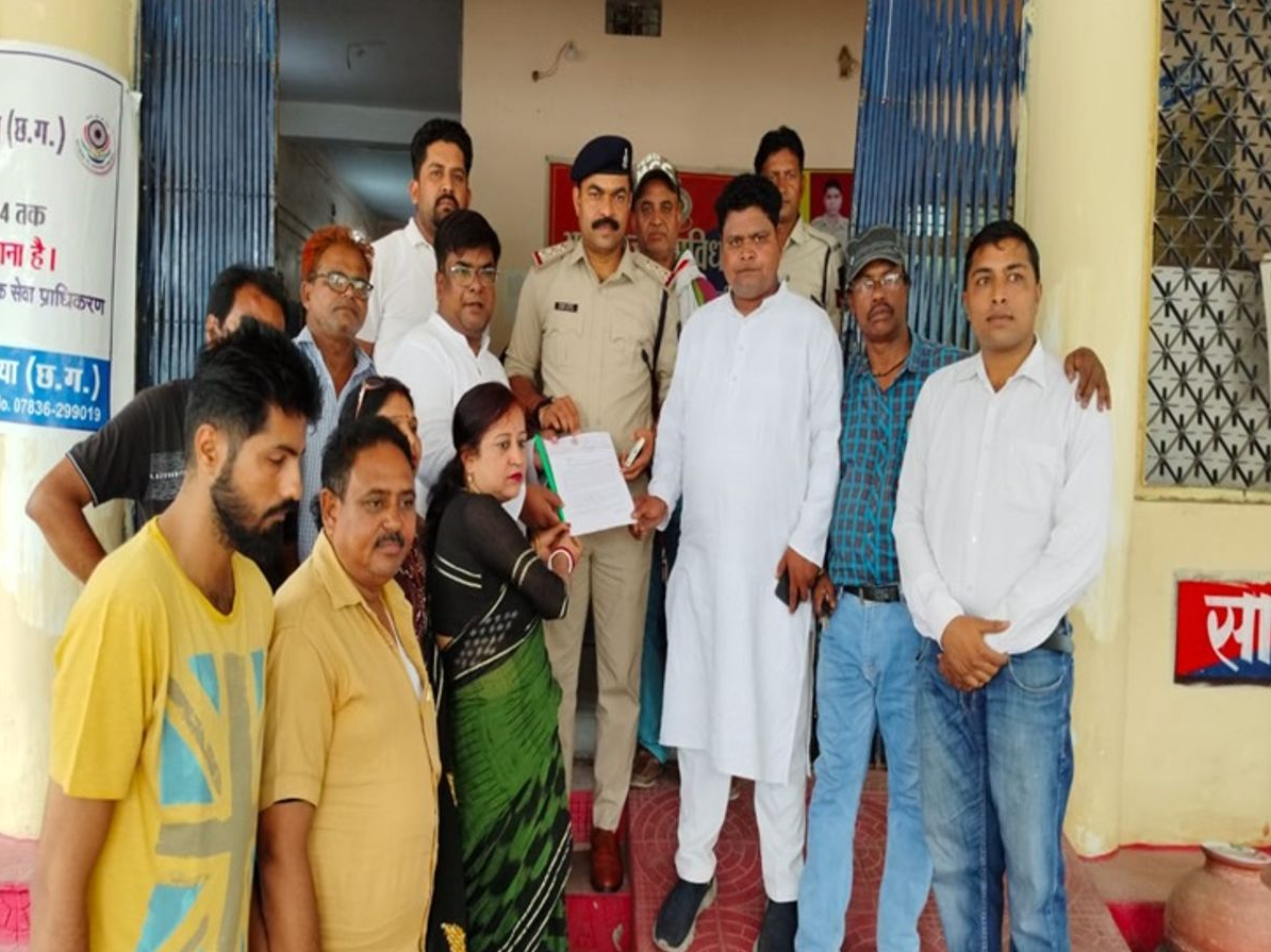 पूर्व विधायक ने थाना प्रभारी को सौंपा ज्ञापन। - Dainik Bhaskar