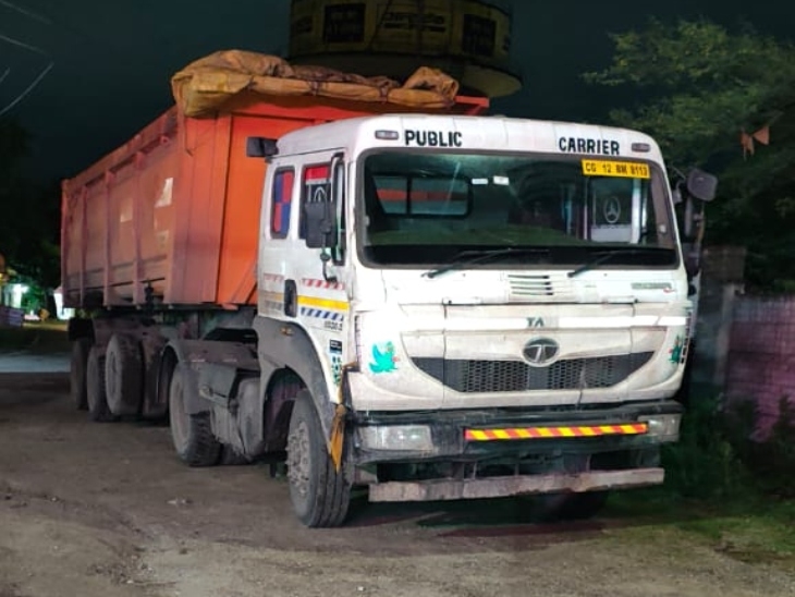 पुलिस ने ट्रक को किया जब्त।