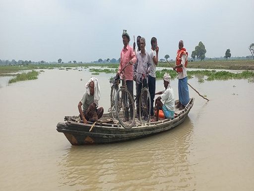 आजमगढ़ में घाघरा खतरे के निशान के करीब पहुंच गई। आस-पास के गांवों में पानी घुस गया है। लोग नाव से आते-जाते हैं।