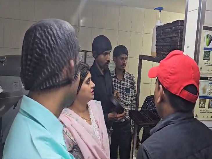 जंग लगे बर्तन में बनाया जा रहा था पिज्जा हट का पिज्जा।