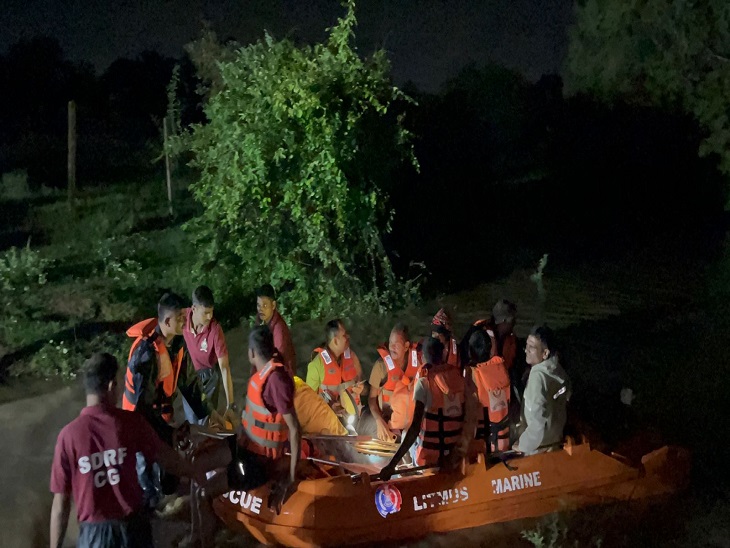 सभी लोगों को बोट में बैठाकर सुरक्षित जगह पर पहुंचाया गया।