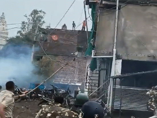 भीड़ को तितर-बितर करने के लिए पुलिस को आंसू गैस के गोले चलाने पड़े।