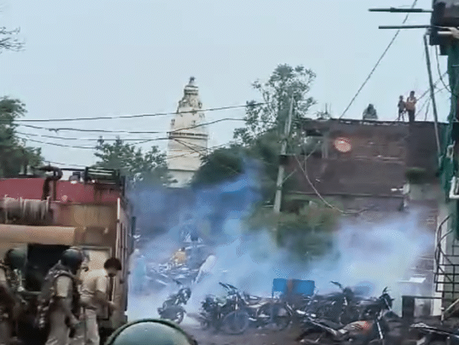 छत पर खड़ी भीड़ ने पत्थर और शराब की बोतलें मारी तो पुलिस ने भी पत्थर मारे।