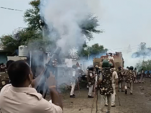 आंसू गैस के गोले छोड़कर पुलिस गांव में घुसी और हालात पर काबू पाया।