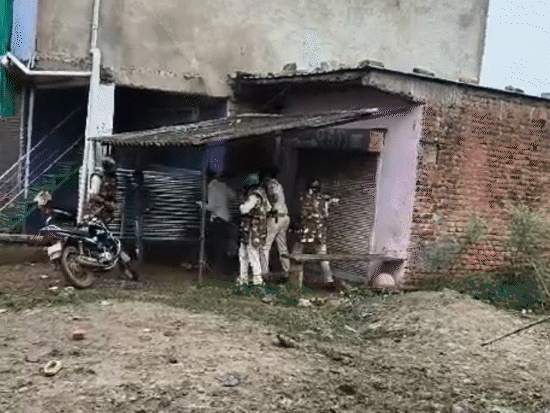 पुलिस ने कार्रवाई के विरोध में उत्पात मचा रहे युवक को लाठी से पीट दिया।