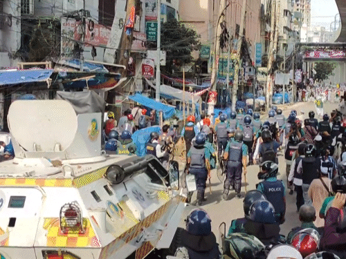 फुटेज बंग्लादेश का है। यहां सरकारी नौकरियों में आरक्षण के खिलाफ 10 दिन से प्रदर्शन जारी है। - Dainik Bhaskar