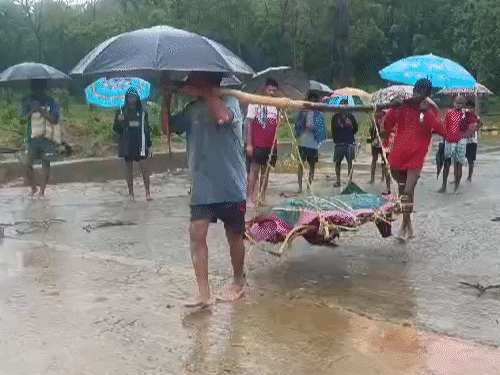 कांवड़ के सहारे युवक के शव को ढोया गया। - Dainik Bhaskar