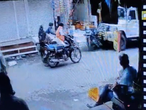 ट्रक की टक्कर से पिकअप दूर तक घिसटता हुआ चला गया। इसकी चपेट में बाइक सवार आ गए।