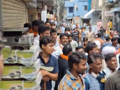हादसे के बाद बाजार में करीब आधे घंटे तक अफरा-तफरी मची रही। लोगों ने घायलों की मदद भी की।