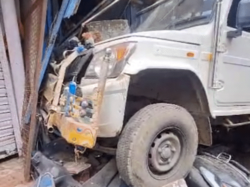 पिकअप से एक स्कूटर बुरी तरह कुचल गया। पिकअप पाथवे चढ़ने के बाद दुकान से टकराकर रुका।