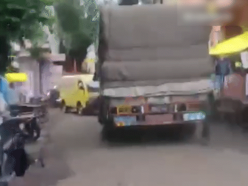 ढलान होने पर ट्रक की स्पीड़ तेज हो गई। स्कूल वैन ड्राइवर ने रिवर्स लेकर बचने की कोशिश की। ट्रक, वैन से घिसटते निकला।