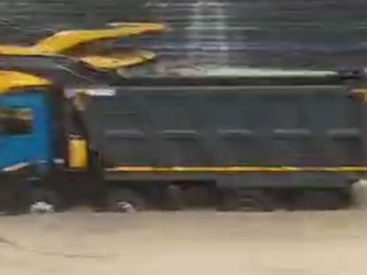खदान के अंदर फंसी गाड़ियां।