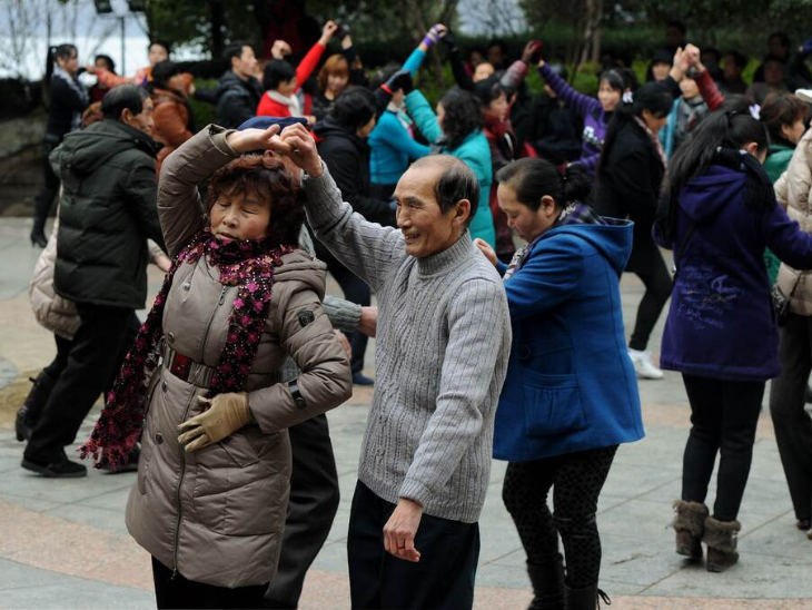 चीन में पेंशन लेने वाली आबादी 30 करोड़ के पार चली गई है। इस वजह से सरकार को ज्यादा पेंशन देना पड़ रहा है। - Dainik Bhaskar