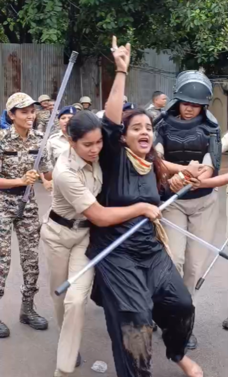 प्रदर्शन के दौरान कांग्रेस की महिला कार्यकर्ता को पुलिस ने रोकने की कोशिश की तो वह नारेबाजी करते हुए सड़क पर बैठ गए।