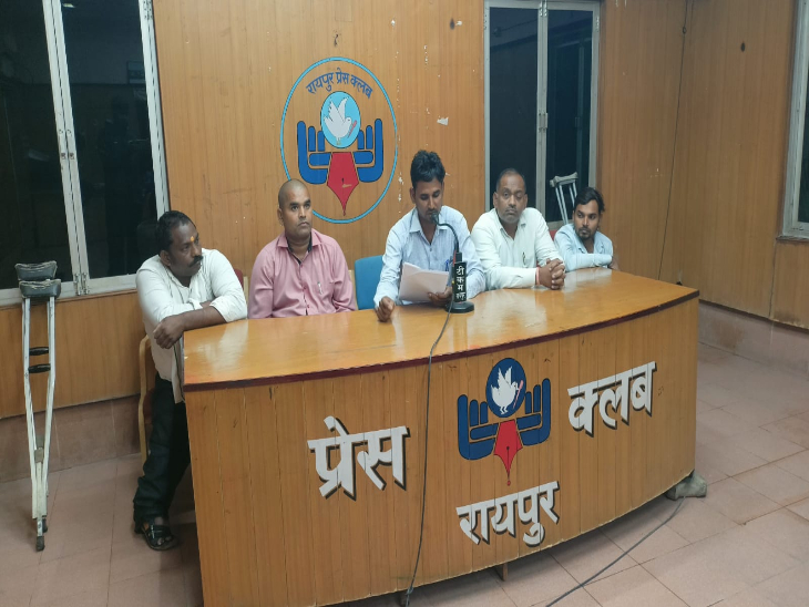 छत्तीसगढ़ दिव्यांग सेवा संघ ने बुधवार को प्रेस कॉन्फ्रेंस कर यह आरोप लगाया है।  - Dainik Bhaskar