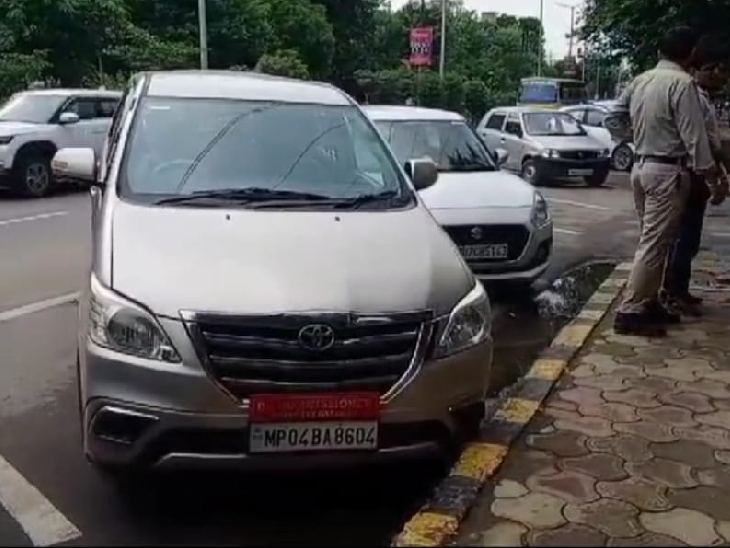इनोवा कार से स्टेट जीएसटी के डिप्टी कमिश्नर सुबह 11 बजे ऑफिस के लिए निकले थे। लेकिन, वे ऑफिस नहीं पहुंचे। कार एसपी ऑफिस के बाहर पार्किंग में खड़ी थी।