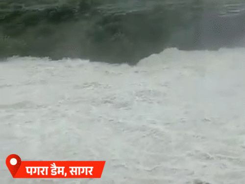 सागर के पगरा डैम के 11 में से 5 गेट खोले गए। दतिया की सिंध नदी में युवक बह गया।