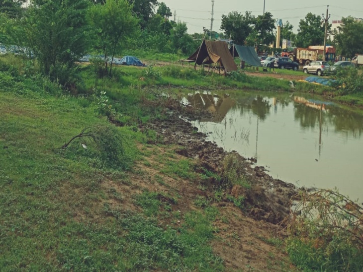 अलवर शहर में टेल्को चौराहे के पास भरा पानी। - Dainik Bhaskar