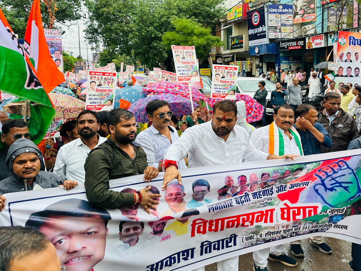 पंडित रविशंकर शुक्ल वार्ड से भी कार्यकर्ता पार्षद और एमआईसी सदस्य आकाश तिवारी के नेतृत्व में बरसते पानी में छाता लेकर विधानसभा का घेराव करने के लिए निकले थे।