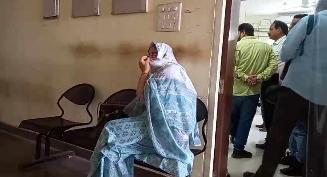 अदालत में बाहर मुंह छिपाकर बैठी रही शीबा की मां