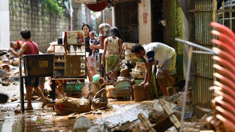 The main market of Manila city is filled with mud.