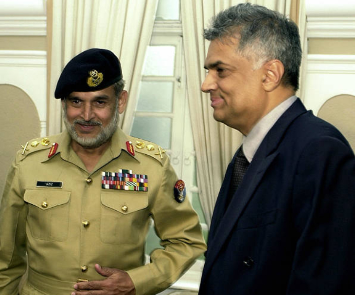 कारगिल जंग के बाद 2003 में जनरल अजीज खान की सियासी हैसियत इतनी ज्यादा बढ़ गई थी कि जब वे श्रीलंका गए तो वहां के प्रधानमंत्री रानिल विक्रमसिंघे ने उन्हें अपने आवास पर मिलने बुलाया था।