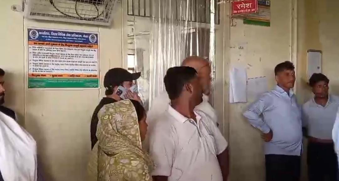 अन्य आरोपी भी मुंह छिपाकर पहुंचे अदालत, पीडित परिवार भी पहुंचे
