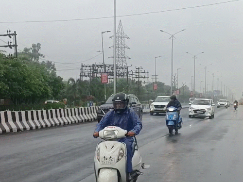 भोपाल में गुरुवार सुबह से ही कभी हल्की तो कभी तेज बारिश हो रही है।