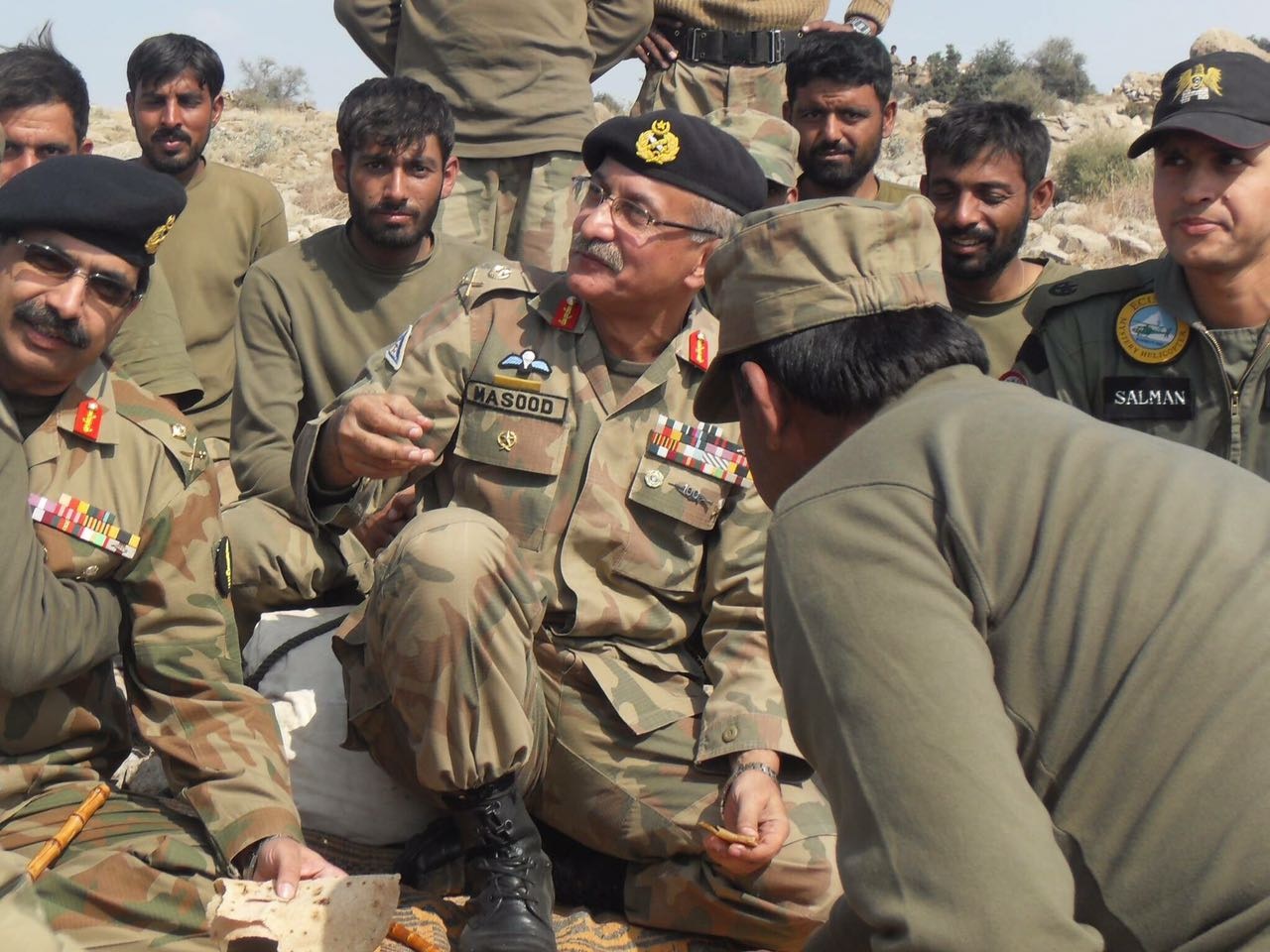 इस तस्वीर के बीचों-बीच बैठे पाकिस्तानी सेना के अधिकारी का नाम ब्रिगेडियर मसूद असलम है। सबसे पहले मसूद ने ही भारतीय सीमा में घुसकर चौकियों पर कब्जा किया था।