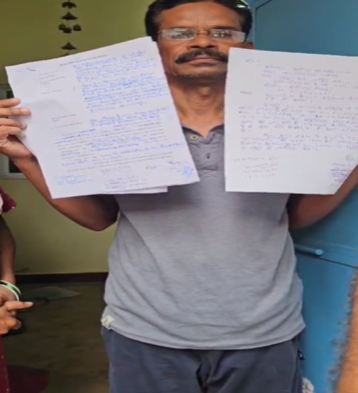 NIA की ओर से मिले दस्तावेज दिखाते कला दास डहरिया।