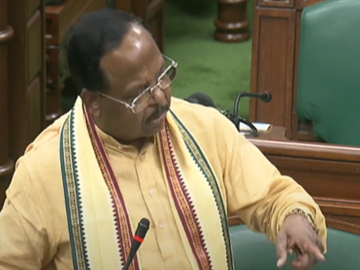 मंत्री रामविचार नेताम ने सोलर लाइट खरीदी की जांच की घोषणा की है। - Dainik Bhaskar