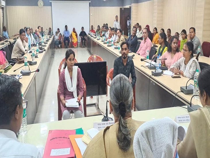 सुनवाई के दौरान उपस्थित पक्षकार।