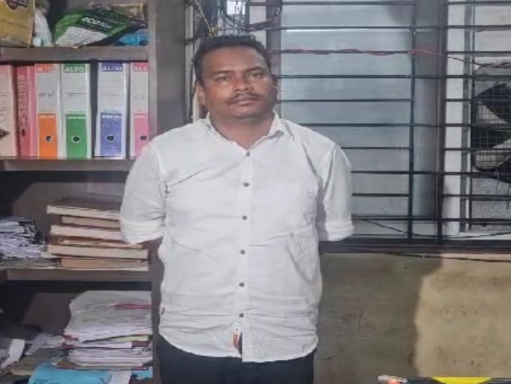 युवक पर लापरवाही पूर्वक कर चलाने को लेकर FIR दर्ज की गई है।