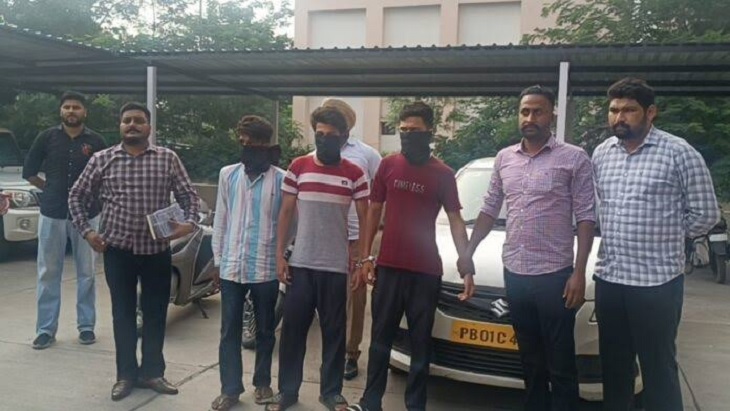 मोहाली पुलिस की तरफ से पकड़ा गया अग्निवीर सैनिक व उसके साथी।