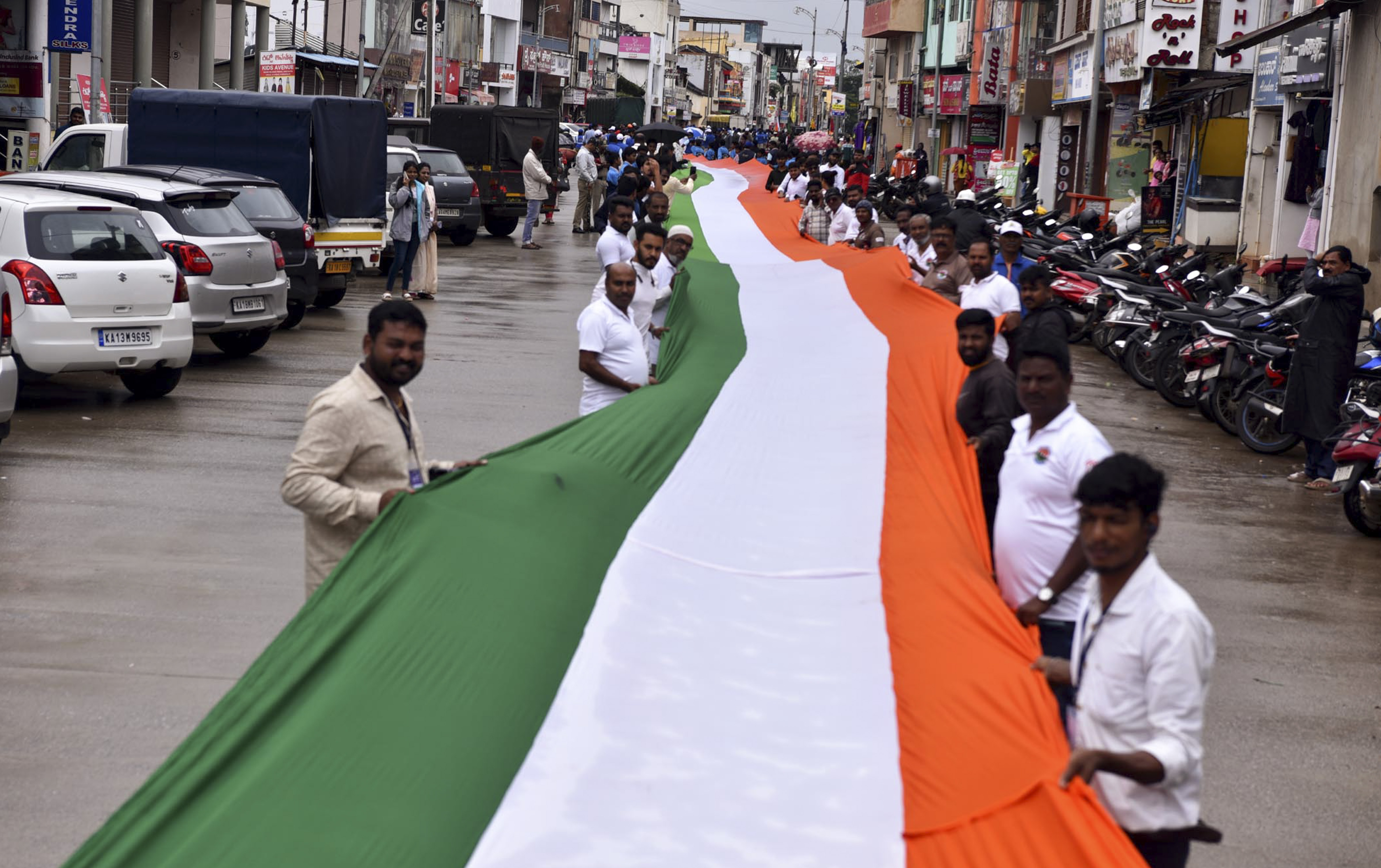 तस्वीर कर्नाटक के चिकमंगलूर की है। यहां अलग-अलग संगठनों की ओर से तिरंगा यात्रा निकाली गई।