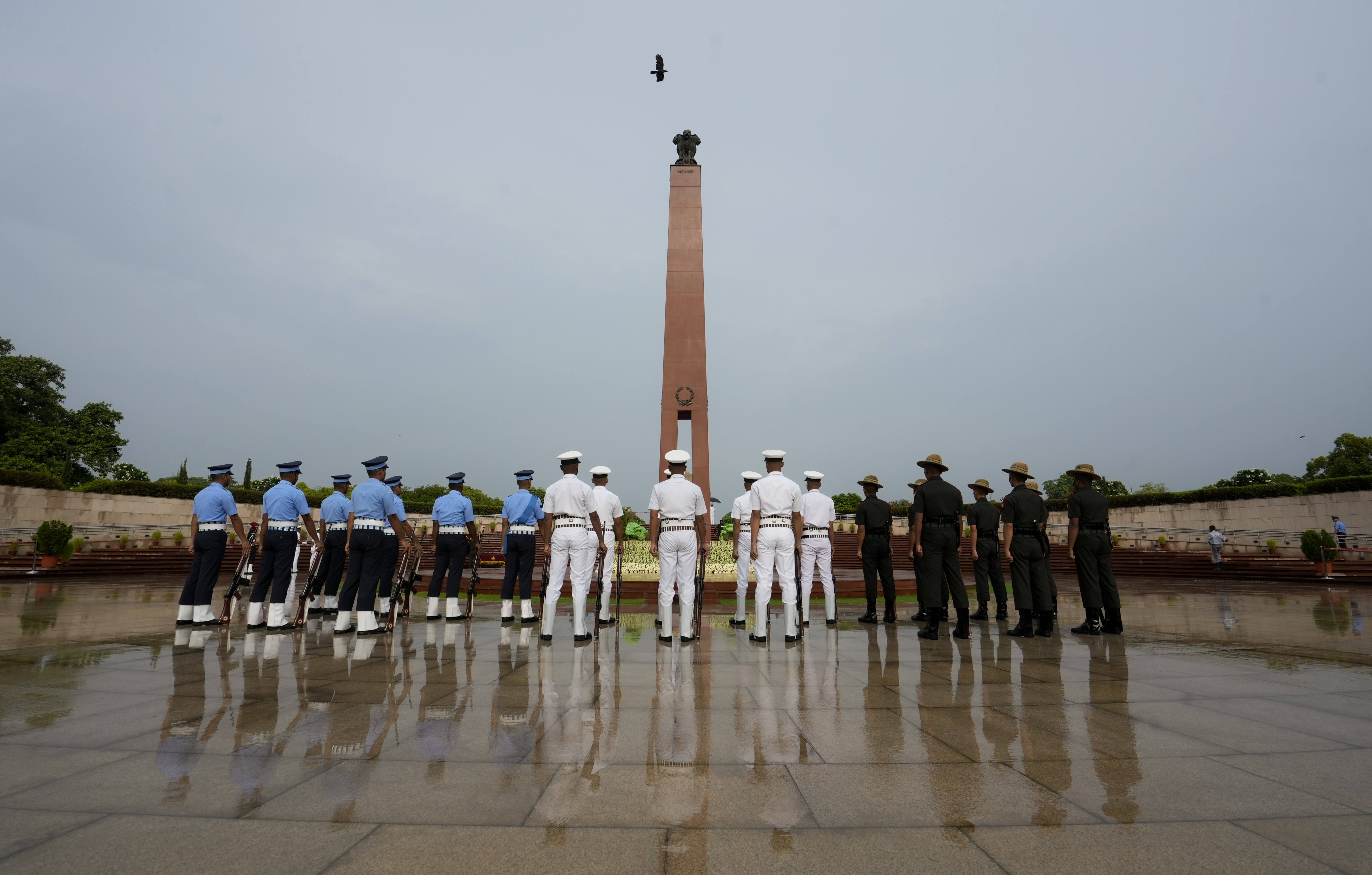 कारगिल विजय दिवस की 25वीं वर्षगांठ पर दिल्ली में नेशनल वॉर मेमोरियल पर रक्षामंत्री राजनाथ सिंह ने शहीदों को श्रद्धांजलि दी।