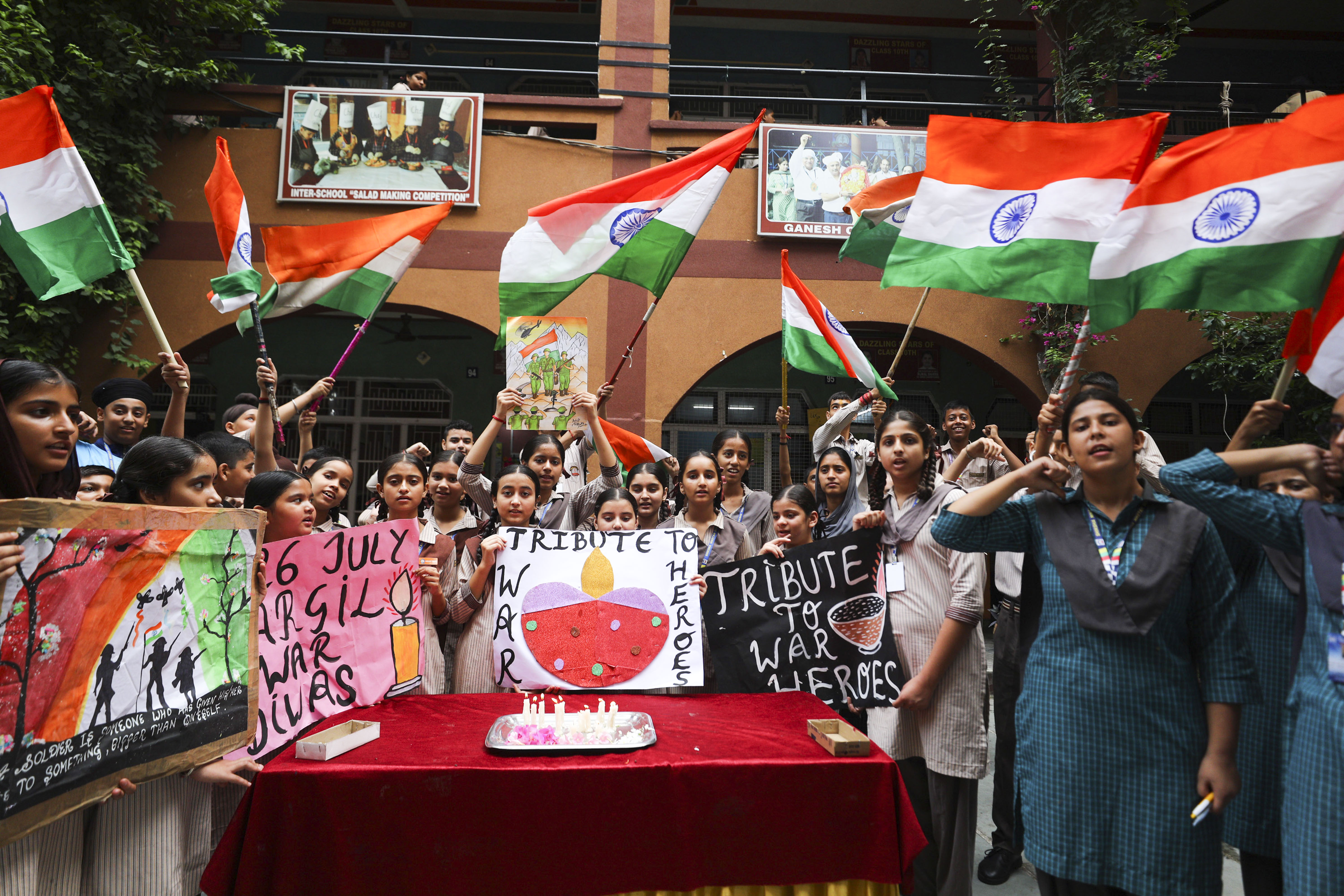 जम्मू-कश्मीर के जम्मू में स्कूली बच्चों ने कारगिल विजय दिवस मनाया। उन्होंने देशभक्ति के नारे भी लगाए।