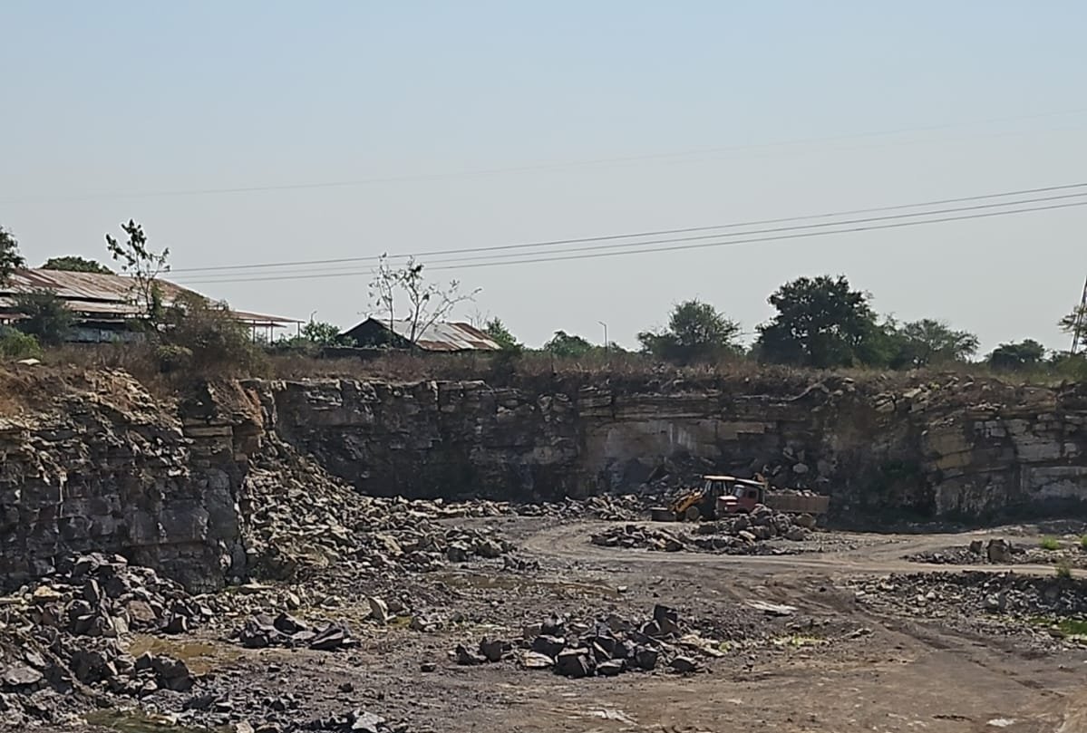 राजनांदगांव में चूना पत्थर का अवैध उत्खनन किया जा रहा था।