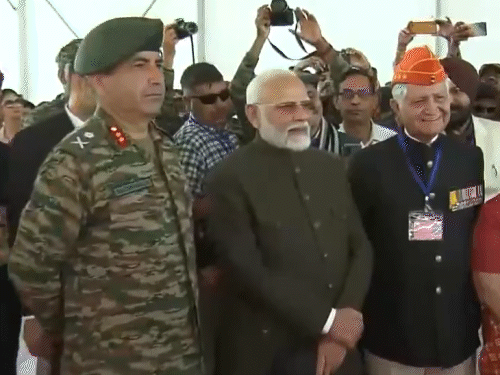 पीएम मोदी ने कारगिल युद्ध के नायकों के परिवारों से मुलाकात की।