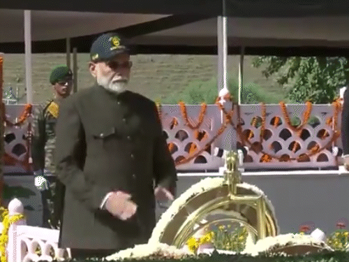 PM Modi Ladakh Visit Update; Kargil Vijay Diwas | India Pakistan | कारगिल  विजय की 25वीं जयंती: वॉर मेमोरियल पहुंचे PM मोदी, शहीदों को श्रद्धांजलि दी;  शिंकुन ला टनल ...