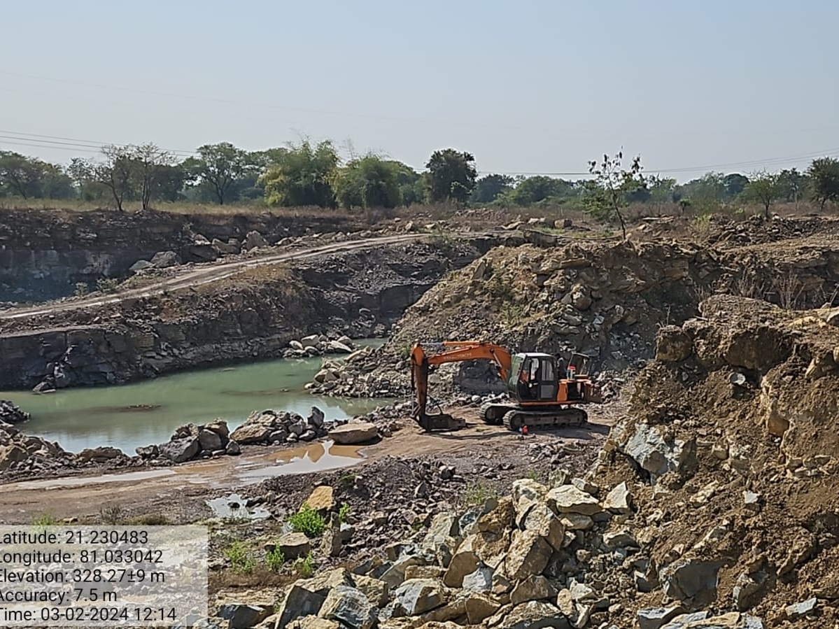 बिना लीज लिए खदान में उत्खनन किया जा रहा था।