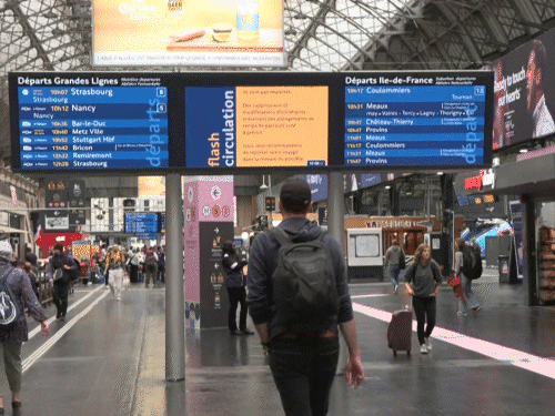 पेरिस के स्टेशनों के डिस्प्ले बोर्ड पर ट्रेनों के रद्द होने की जानकारी फ्लैश की जा रही है।