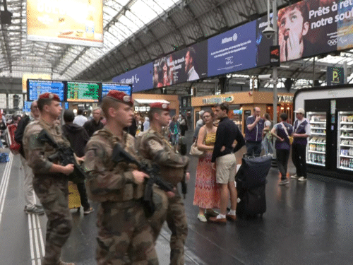 हमलों को देखते हुए फ्रांस के स्टेशनों पर पुलिस बल तैनात कर दिया गया है।